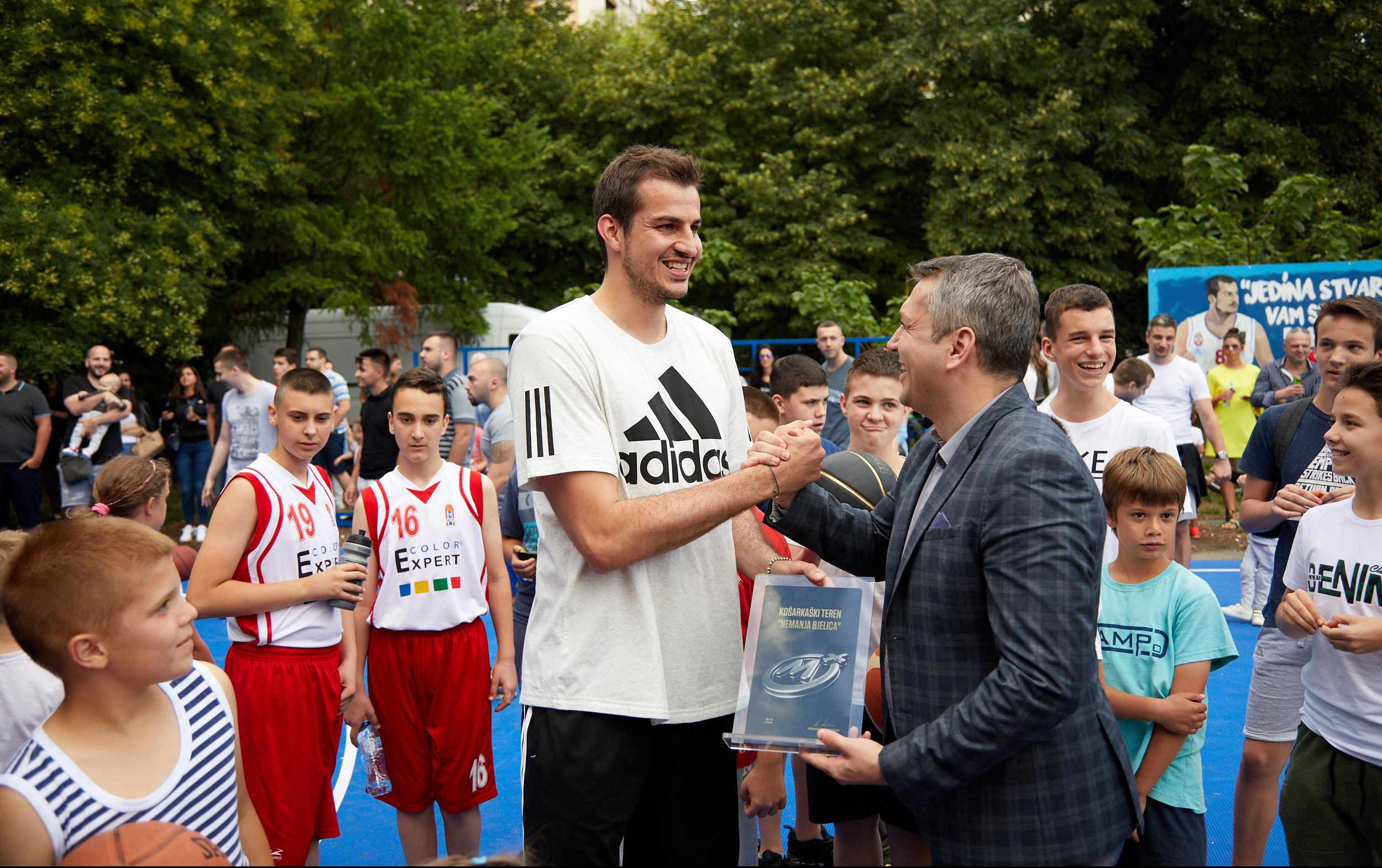 (FOTO) BLOK 70 DOBIO TEREN "NEMANJA BJELICA"! Srpski NBA as otvorio teren na kojem je odrastao!
